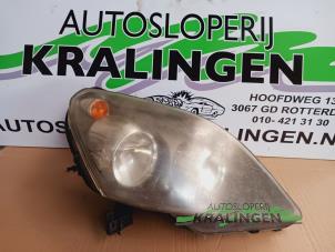 Używane Reflektor prawy Opel Zafira (M75) 2.2 16V Direct Ecotec Cena na żądanie oferowane przez Autosloperij Kralingen B.V.