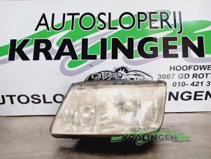 Gebruikte Linker Koplamp Volkswagen Bora (1J2) 1.9 TDI 100 Prijs € 24,98 Margeregeling aangeboden door Autosloperij Kralingen B.V.