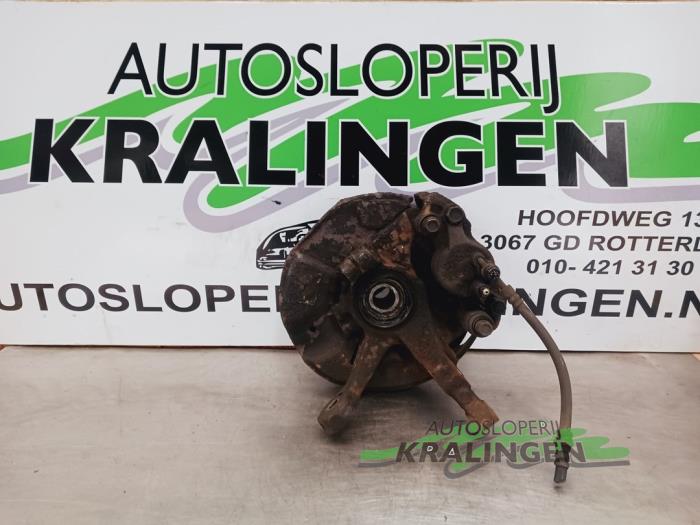 Fusee rechts-voor van een Mazda Demio (DW) 1.3 16V 1999