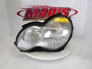 Begagnade Strålkastare, vänster Mercedes C Combi (S203) 2.2 C-200 CDI 16V Pris € 30,00 Marginaltabell erbjuds av Autosloopbedrijf gebr. Maris