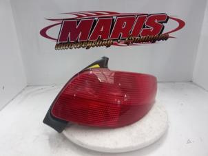 Gebruikte Achterlicht rechts Peugeot 206 (2A/C/H/J/S) 1.1 XN,XR Prijs € 15,00 Margeregeling aangeboden door Autosloopbedrijf gebr. Maris