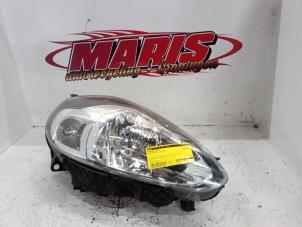 Gebruikte Koplamp rechts Fiat Punto Evo (199) 1.4 Prijs € 60,00 Margeregeling aangeboden door Autosloopbedrijf gebr. Maris