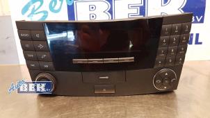 Gebruikte Radiobedienings paneel Mercedes E (W211) 2.6 E-240 V6 18V Prijs € 75,00 Margeregeling aangeboden door Auto Bek