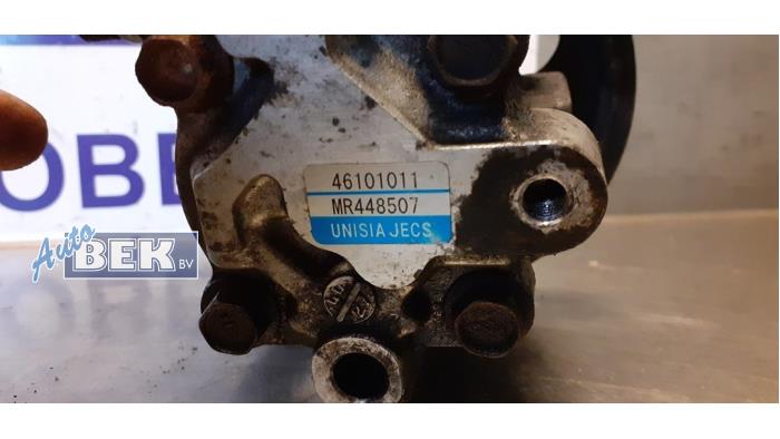 Servostyrningspump från en Mitsubishi Pajero Sport (K7/9) 2.5 TD GLS 2004