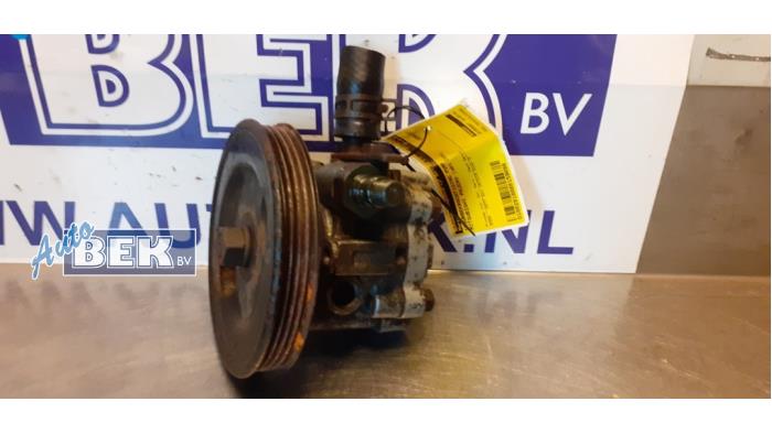 Servostyrningspump från en Mitsubishi Pajero Sport (K7/9) 2.5 TD GLS 2004