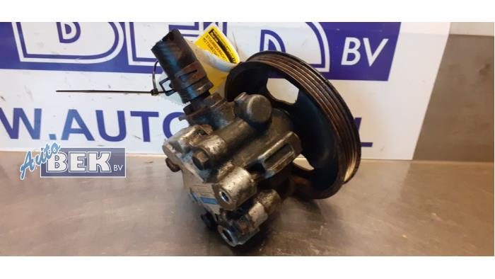 Servostyrningspump från en Mitsubishi Pajero Sport (K7/9) 2.5 TD GLS 2004