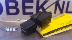 Begagnade AUX/USB-anslutning Volkswagen Tiguan (AD1) 2.0 TSI 16V 4Motion Pris € 10,00 Marginaltabell erbjuds av Auto Bek