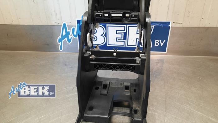 Armleuning van een Skoda Octavia Combi (5EAC) 2.0 TDI RS 16V 2015