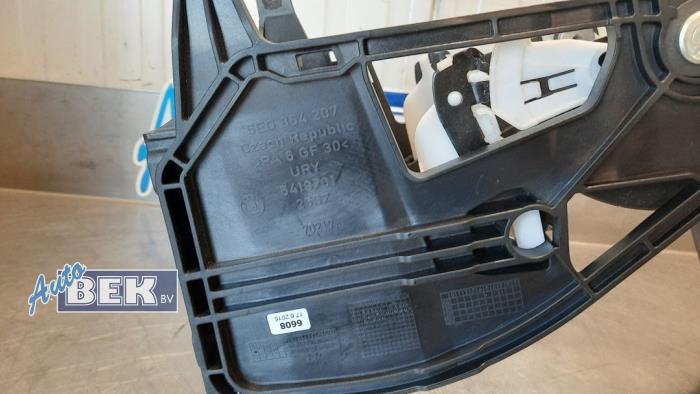 Armleuning van een Skoda Octavia Combi (5EAC) 2.0 TDI RS 16V 2015