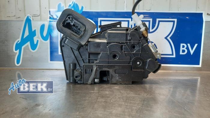 Slotmechaniek Portier 4Deurs links-achter van een Skoda Octavia Combi (5EAC) 2.0 TDI RS 16V 2015