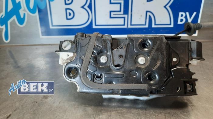 Slotmechaniek Portier 4Deurs links-achter van een Skoda Octavia Combi (5EAC) 2.0 TDI RS 16V 2015