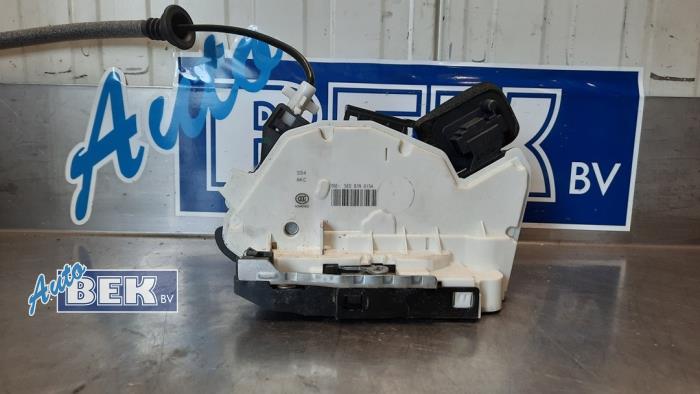 Slotmechaniek Portier 4Deurs links-achter van een Skoda Octavia Combi (5EAC) 2.0 TDI RS 16V 2015