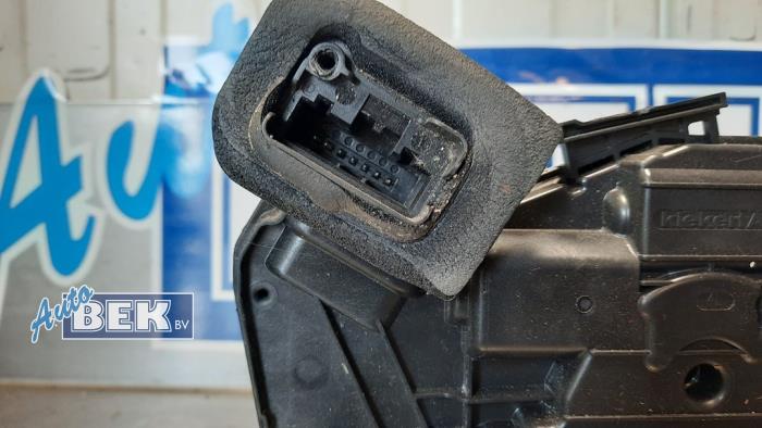 Slotmechaniek Portier 4Deurs links-achter van een Skoda Octavia Combi (5EAC) 2.0 TDI RS 16V 2015