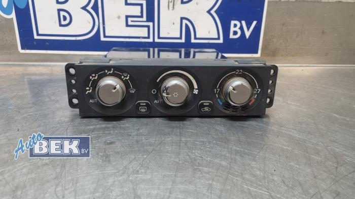 Värmekontrollpanel från en Mitsubishi Pajero Hardtop (V8/9) 3.2 DI-D 16V 2006