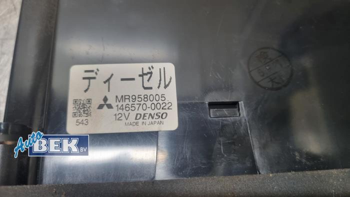 Värmekontrollpanel från en Mitsubishi Pajero Hardtop (V8/9) 3.2 DI-D 16V 2006