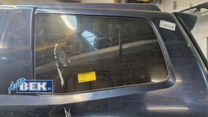 Extra fönster, 2-dörrars, vänster bak från en Mitsubishi Pajero Hardtop (V8/9) 3.2 DI-D 16V 2006