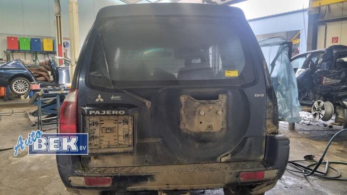 Baklucka från en Mitsubishi Pajero Hardtop (V8/9) 3.2 DI-D 16V 2006