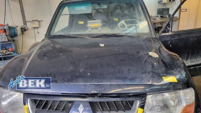 Motorhuv från en Mitsubishi Pajero Hardtop (V8/9) 3.2 DI-D 16V 2006