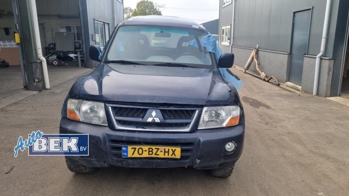 Framruta från en Mitsubishi Pajero Hardtop (V8/9) 3.2 DI-D 16V 2006