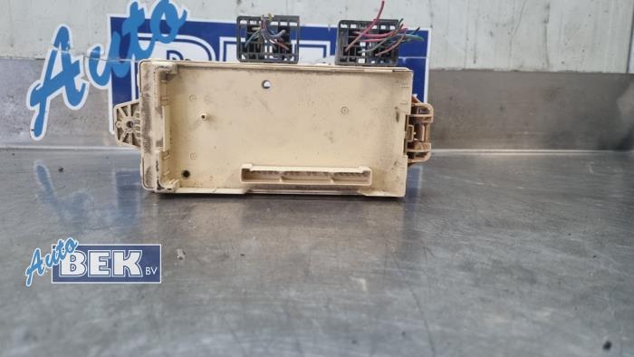 Säkringsbox från en Mitsubishi Pajero Hardtop (V8/9) 3.2 DI-D 16V 2006