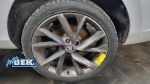 Begagnade Sporthjulsuppsättning + däck Skoda Superb Combi (3V5) 2.0 TDI Pris på förfrågan erbjuds av Auto Bek