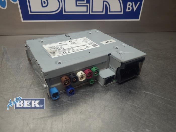 Bedieningspaneel Multi Media van een Porsche Taycan (Y1A) Turbo S 105 kWh 2025