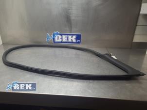 Begagnade Främre dörrtätning, 4-dörrars, höger Porsche Taycan (Y1A) 4S 105 kWh Pris € 45,00 Marginaltabell erbjuds av Auto Bek