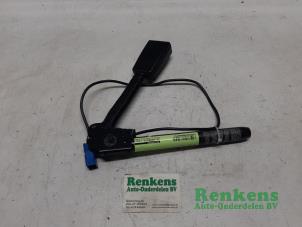 Begagnade Främre bältesspänne, höger Mazda 3 Sport (BK) 2.0i 16V Pris € 25,00 Marginaltabell erbjuds av Renkens Auto-Onderdelen B.V.