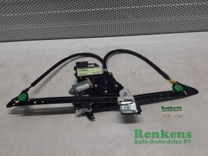 Begagnade Fönstermekanism för bakre dörr, 4-dörrars, höger Volkswagen Sharan (7M8/M9/M6) 1.9 TDI 115 Pris € 40,00 Marginaltabell erbjuds av Renkens Auto-Onderdelen B.V.