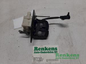 Używane Mechanizm zamka tylnej klapy Lancia Musa 1.9 JTD Cena € 30,00 Procedura marży oferowane przez Renkens Auto-Onderdelen B.V.