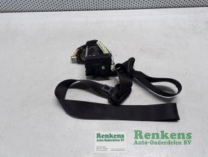 Begagnade Främre säkerhetsbälte, vänster Fiat Stilo (192A/B) 2.4 20V Abarth 3-Drs. Pris € 40,00 Marginaltabell erbjuds av Renkens Auto-Onderdelen B.V.