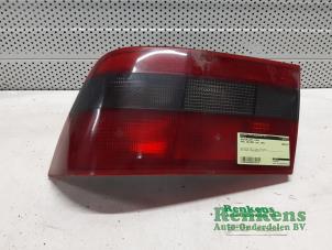 Begagnade Baklykta, vänster Opel Calibra 2.0i Pris € 30,00 Marginaltabell erbjuds av Renkens Auto-Onderdelen B.V.