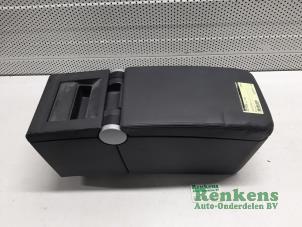 Gebruikte Armleuning Opel Signum (F48) 2.2 DGI 16V Prijs € 75,00 Margeregeling aangeboden door Renkens Auto-Onderdelen B.V.