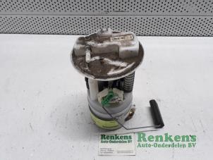 Gebruikte Benzinepomp Renault Clio III (BR/CR) 1.2 16V 75 Prijs € 40,00 Margeregeling aangeboden door Renkens Auto-Onderdelen B.V.
