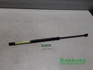 Begagnade Gasfjäder, vänster bak Renault Scénic I (JA) 2.0 16V Pris € 15,00 Marginaltabell erbjuds av Renkens Auto-Onderdelen B.V.