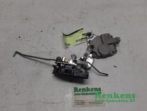 Używane Mechanizm blokady drzwi prawych przednich wersja 4-drzwiowa Daihatsu YRV (M2) 1.3 16V DVVT Cena € 35,00 Procedura marży oferowane przez Renkens Auto-Onderdelen B.V.