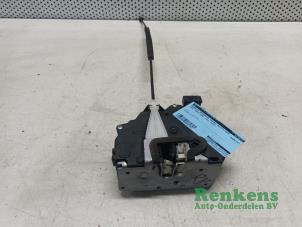 Begagnade Dörrlåsmekanism, 4-dörrars, höger fram Fiat Grande Punto (199) 1.3 JTD Multijet 16V 85 Actual Pris € 30,00 Marginaltabell erbjuds av Renkens Auto-Onderdelen B.V.