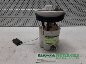 Gebruikte Benzinepomp Ford Fiesta 6 (JA8) 1.25 16V Prijs € 40,00 Margeregeling aangeboden door Renkens Auto-Onderdelen B.V.