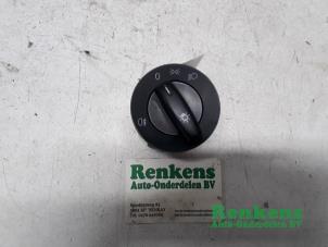 Używane Przelacznik swiatel Volkswagen Touran (1T1/T2) 2.0 TDI DPF Cena € 20,00 Procedura marży oferowane przez Renkens Auto-Onderdelen B.V.