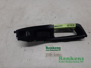 Gebruikte Schakelaar Elektrisch Raam Ford Fiesta 6 (JA8) 1.0 EcoBoost 12V 125 Prijs € 15,00 Margeregeling aangeboden door Renkens Auto-Onderdelen B.V.