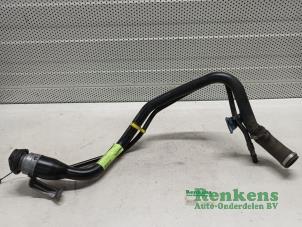 Używane Rurka do napelniania zbiornika paliwa Opel Astra K Sports Tourer 1.0 Turbo 12V Cena € 40,00 Procedura marży oferowane przez Renkens Auto-Onderdelen B.V.