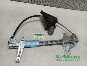 Begagnade Fönstermekanism, 2-dörrars, höger fram Peugeot 108 1.2 VTi 12V Pris € 35,00 Marginaltabell erbjuds av Renkens Auto-Onderdelen B.V.