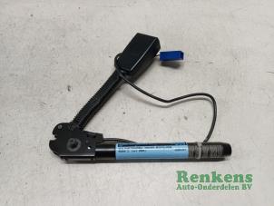 Begagnade Främre bältesspänne, höger Mazda 3 Sport (BK) 2.0i 16V Pris € 20,00 Marginaltabell erbjuds av Renkens Auto-Onderdelen B.V.