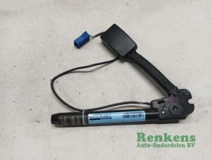 Begagnade Främre bältesspänne, höger Mazda 3 Sport (BK) 1.6i 16V Pris € 25,00 Marginaltabell erbjuds av Renkens Auto-Onderdelen B.V.