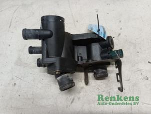 Gebruikte Thermostaathuis Volkswagen Polo III (6N2) 1.0 Prijs € 25,00 Margeregeling aangeboden door Renkens Auto-Onderdelen B.V.