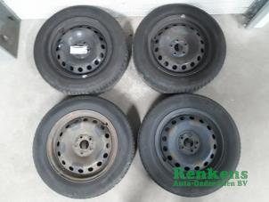 Gebruikte Velgen set + banden Fiat Doblo Cargo (263) 1.3 MJ 16V DPF Euro 5 Prijs op aanvraag aangeboden door Renkens Auto-Onderdelen B.V.