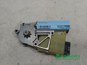 Gebruikte Schuifdak Motor BMW 5 serie (E60) 530i 24V Prijs € 50,00 Margeregeling aangeboden door Renkens Auto-Onderdelen B.V.