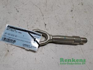 Gebruikte Sleepoog voor BMW 1 serie (F40) 116d 1.5 12V TwinPower Prijs € 20,00 Margeregeling aangeboden door Renkens Auto-Onderdelen B.V.