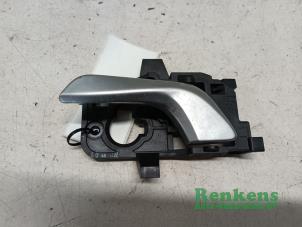 Gebruikte Portiergreep 4Deurs links-voor Kia Stonic (YB) 1.0i T-GDi 12V Prijs € 25,00 Margeregeling aangeboden door Renkens Auto-Onderdelen B.V.