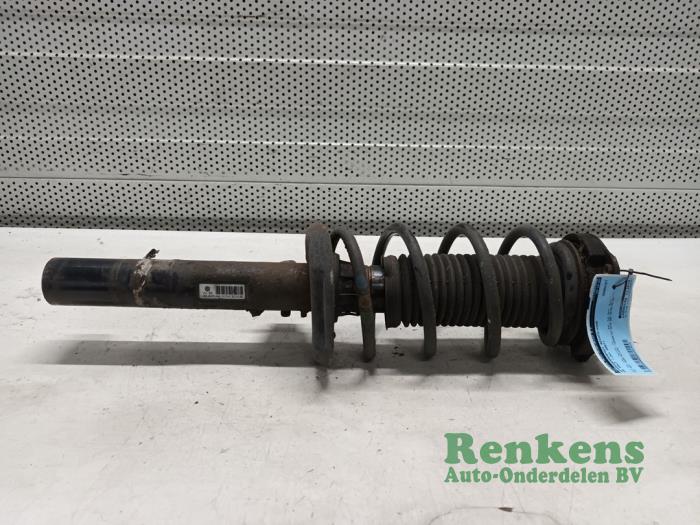 Stötdämparstång, höger fram från en Volkswagen Golf V (1K1) 1.6 FSI 16V 2007